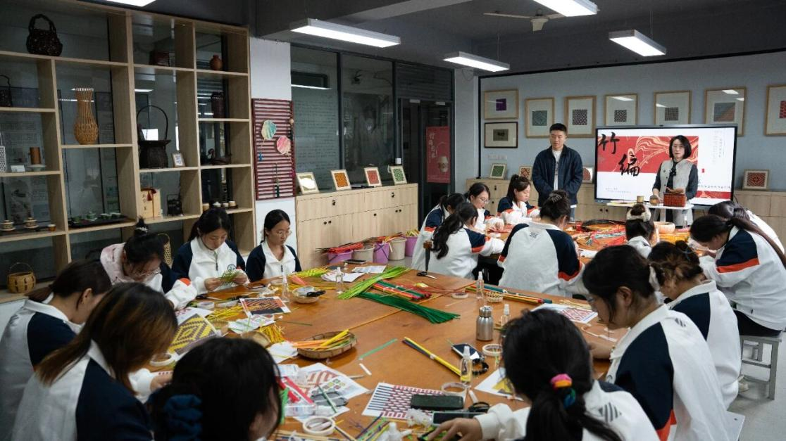 为非遗“添彩”，为青春“赋能”：江苏建院的文化育人新实践